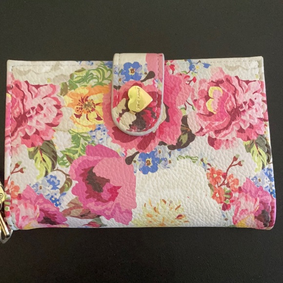 Betsey Johnson Handbags - 🦋💋Betsey Johnson wallet 🌺🦋